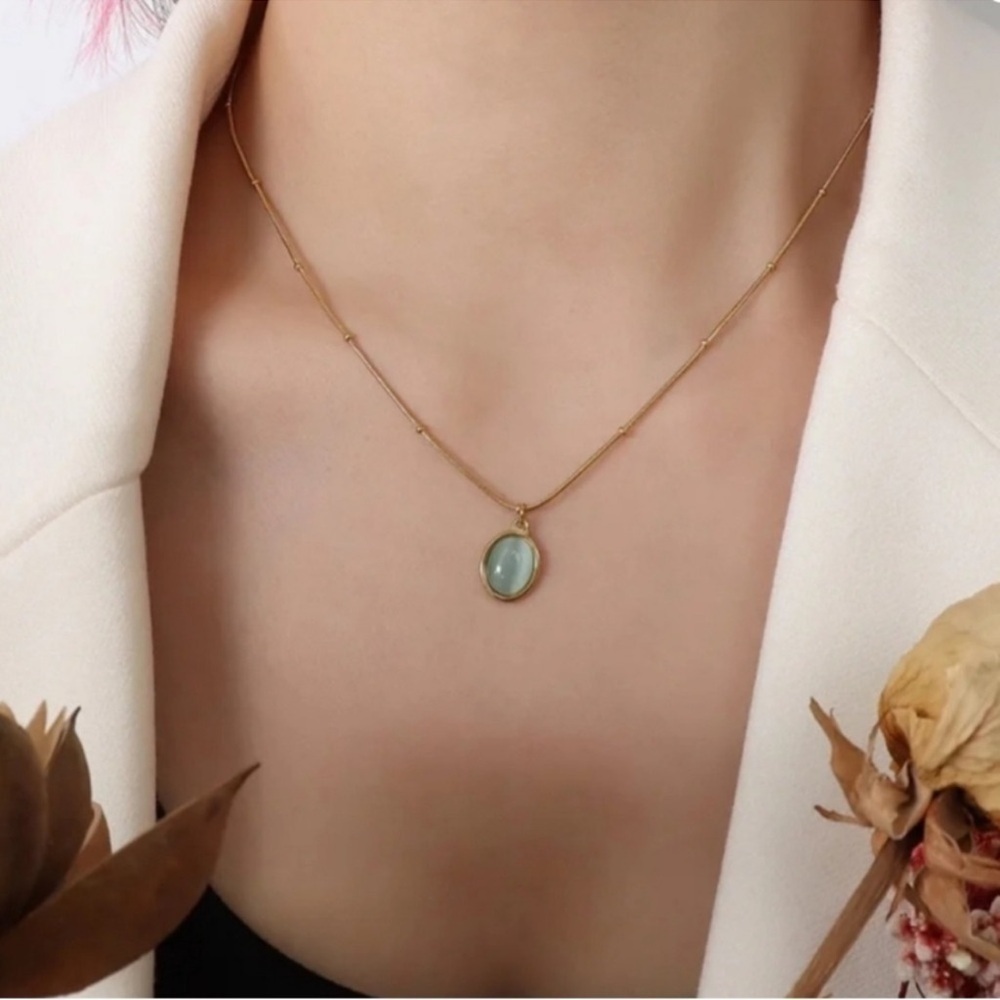 NEW Elegant Gold Necklace with Green Pendant. Stainless Steel A7-239